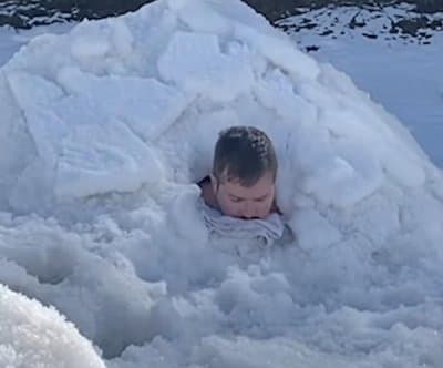 Thumbnail for Swiss Powerlifter Buried in Snow for 2 Hours, Sets World Record